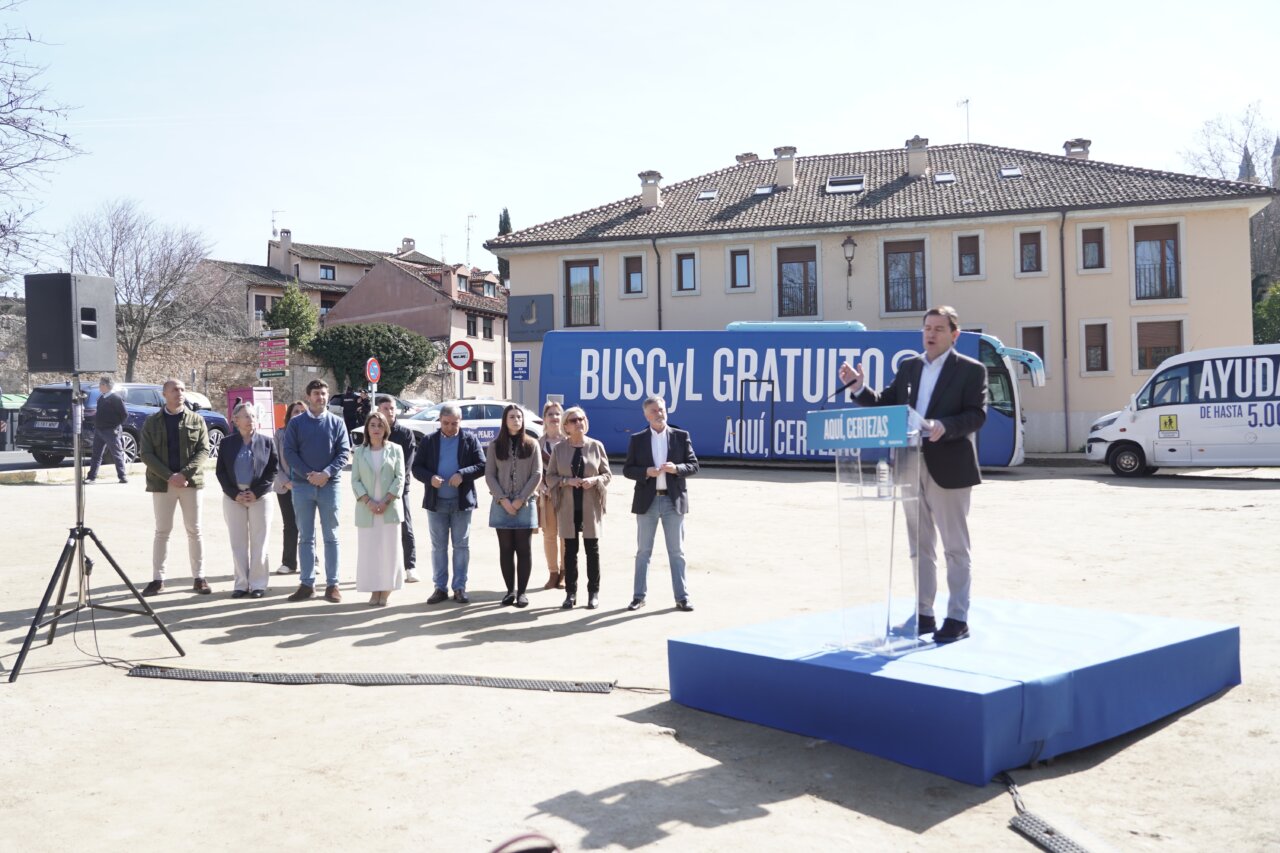 Caravana electoral del Partido Popular en Castilla y León con vehículos y candidatos