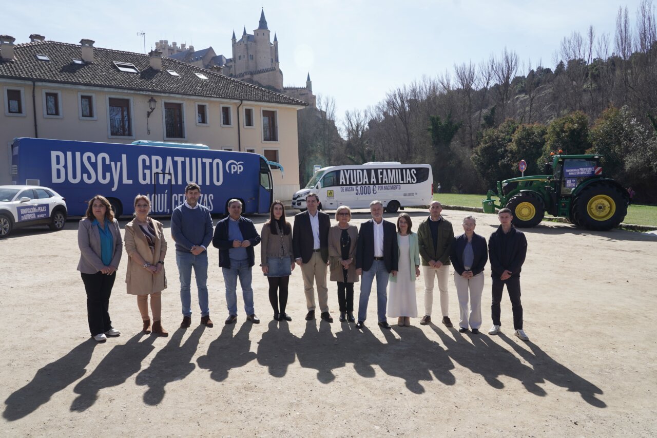 Caravana electoral del Partido Popular en Segovia con vehículos y candidatos.