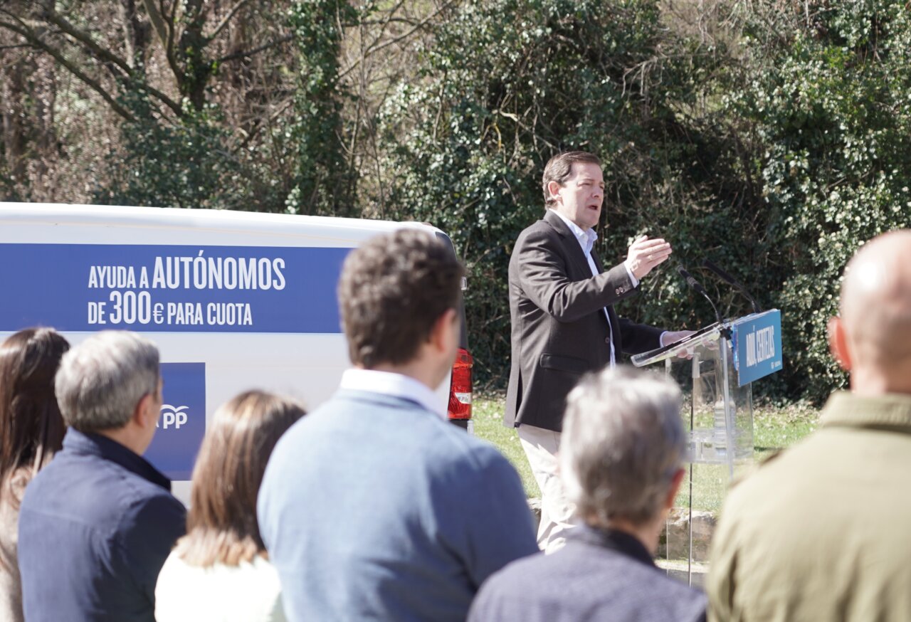 El candidato del PP habla en un evento político en Segovia.
