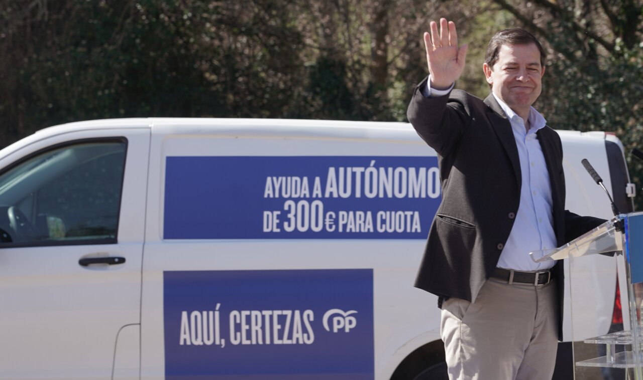 Candidato del PP en Segovia presentando su campaña electoral junto a un vehículo.