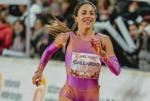 Carla Gallardo corriendo durante la competencia de media maratón en Berlín