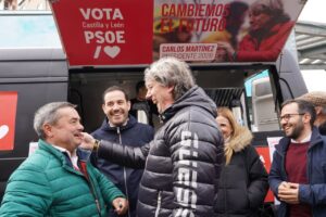 Carlos Martínez interactuando con simpatizantes durante campaña electoral