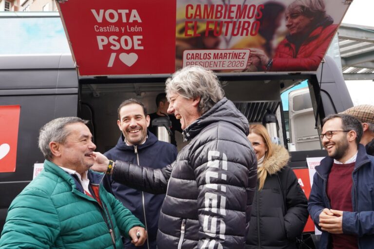 Carlos Martínez interactuando con simpatizantes durante campaña electoral