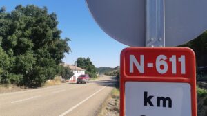 Señal de la carretera N-611 con un vehículo en la vía