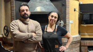 Luz y Víctor en la cocina del restaurante Casa Pili en Villada