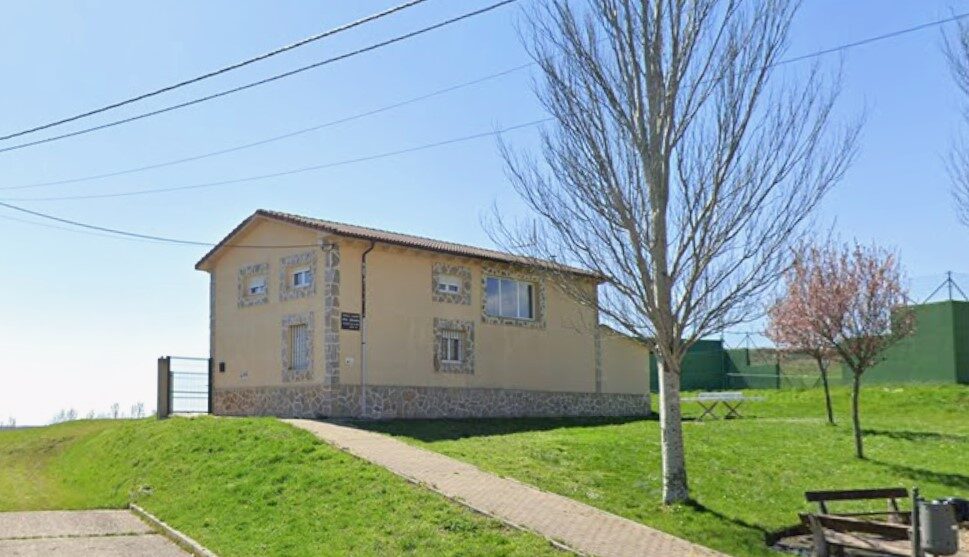 Casa rural Peña Redonda en Villanueva de la Peña con paisaje verde