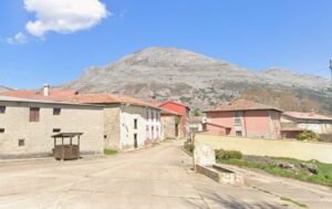 Vista de la casa rural en Villanueva de la Peña con Peña Redonda al fondo