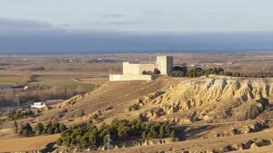 Vista del Castillo de Monzón en un entorno natural amplio y despejado.