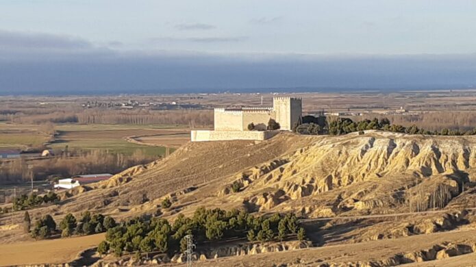 Vista del Castillo de Monzón en un entorno natural amplio y despejado.