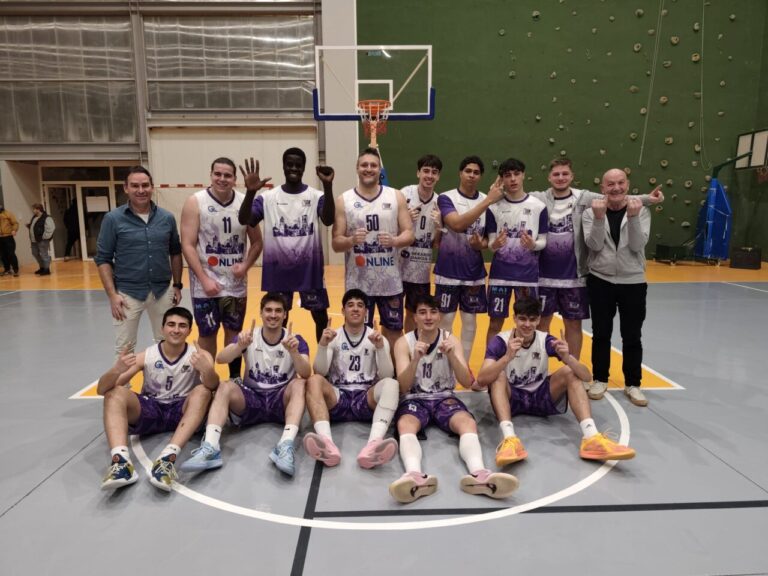 Equipo de baloncesto C.B. Palencia Online posando tras la victoria