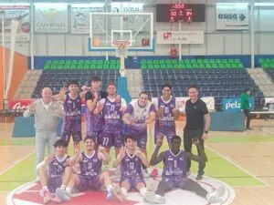 Equipo de baloncesto CB Palencia Online tras una victoria en Ávila