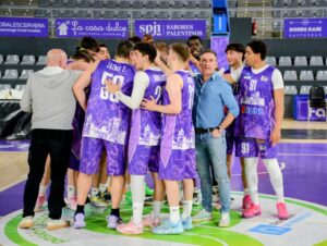 Jugadores del CB Palencia celebrando una victoria en el partido contra Reino de León