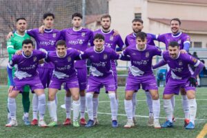 Jugadores del CD Becerril posando en el campo tras una victoria