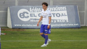 Jugador del Palencia Cristo Atlético sonríe durante el derbi contra Palencia CF