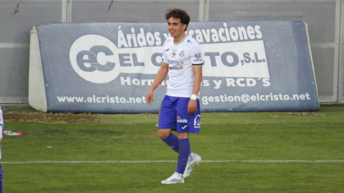 Jugador del Palencia Cristo Atlético sonríe durante el derbi contra Palencia CF