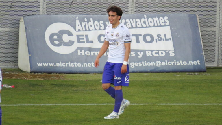 Jugador del Palencia Cristo Atlético sonríe durante el derbi contra Palencia CF