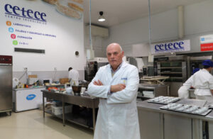 Hombre en laboratorio del CETECE, centro tecnológico agroalimentario en Palencia.