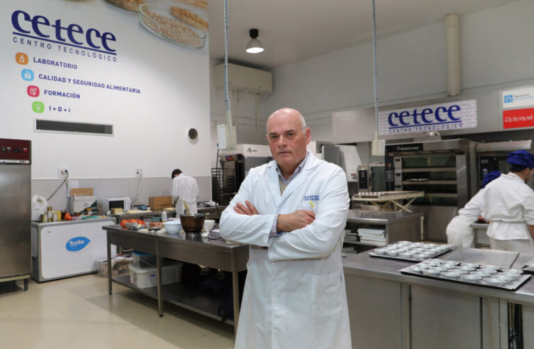 Hombre en laboratorio del CETECE, centro tecnológico agroalimentario en Palencia.