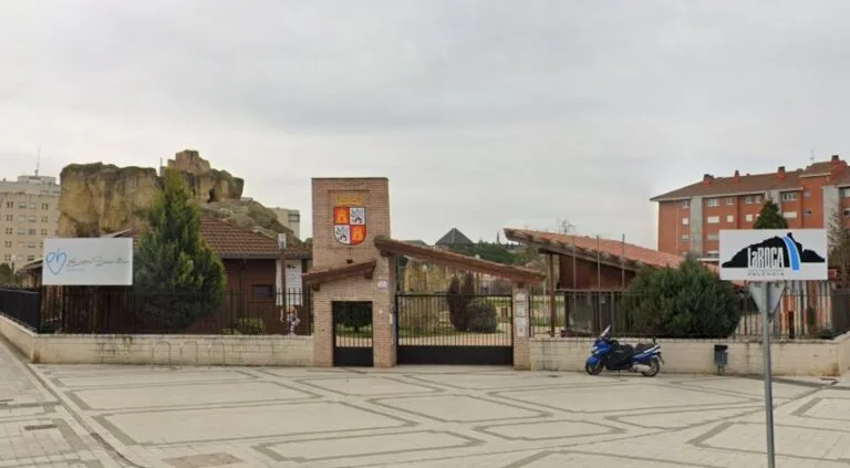 Entrada de La Roca con señalización y paisaje urbano