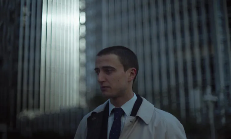 Un hombre con abrigo claro en un entorno urbano moderno