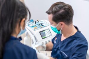 Dentistas trabajando en la Clínica Morales Cervera con tecnología avanzada