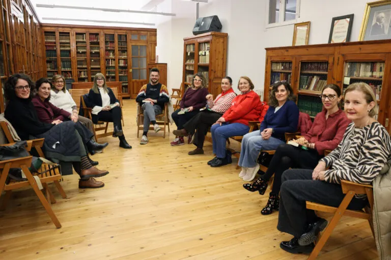 Grupo de personas en un club de lectura de novela negra en León