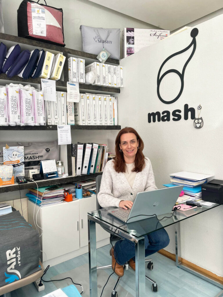 Mujer trabajando en la tienda Colchonería Morrison con productos de descanso