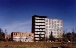 Vista del Colegio de los Combonianos, un edificio de arquitectura moderna en Palencia.