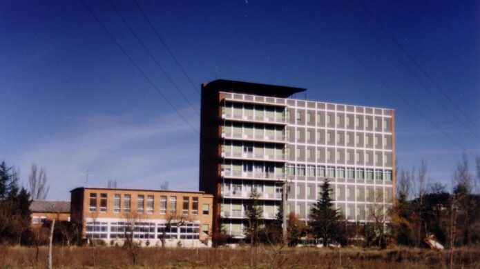 Vista del Colegio de los Combonianos, un edificio de arquitectura moderna en Palencia.