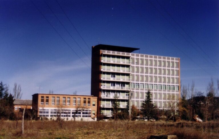Vista del Colegio de los Combonianos, un edificio de arquitectura moderna en Palencia.