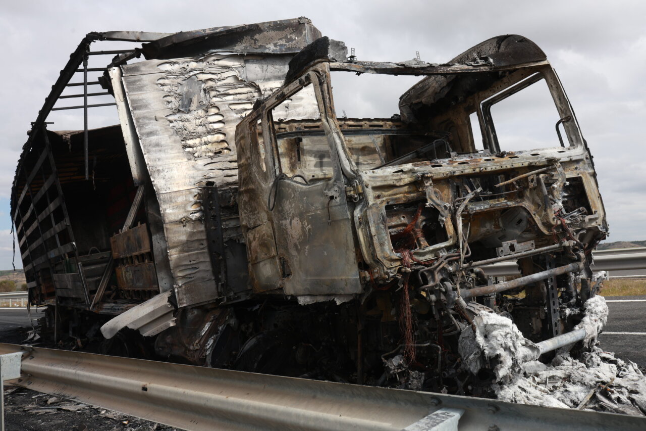 Camión quemado tras colisión en la A-62 en Castilla y León