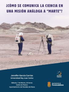 Dos personas en trajes espaciales en un paisaje árido simulando Marte