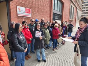 Delegados de CCOO Enseñanza concentrados en Palencia frente a la Dirección Provincial de Educación.