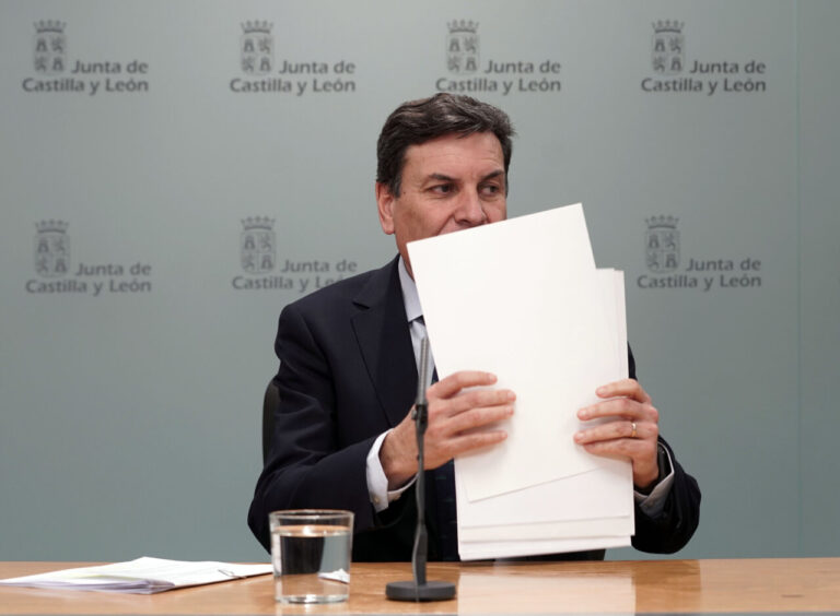 Consejero portavoz en funciones mostrando documentos durante una rueda de prensa