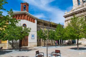 Exterior del Conservatorio Profesional de Música de Palencia con árboles y bancos