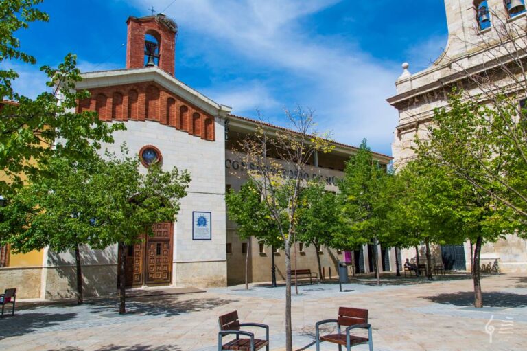 Exterior del Conservatorio Profesional de Música de Palencia con árboles y bancos
