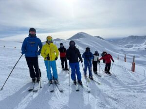 Grupo de esquiadores disfrutando en la nieve en un paisaje montañoso
