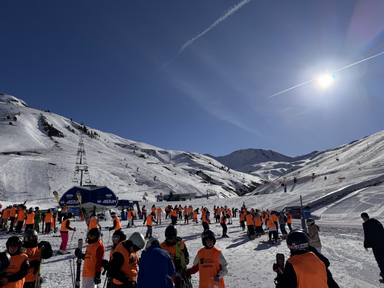 Grupo de palentinos en la nieve disfrutando de actividades invernales