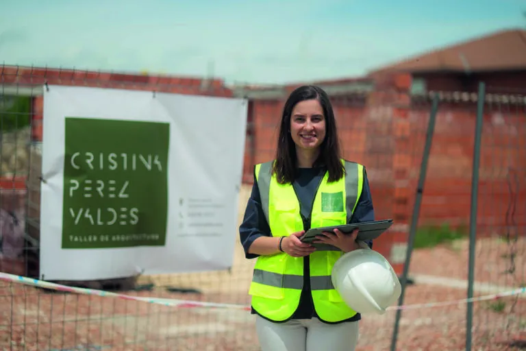 Cristina Pérez Valdés en su estudio de arquitectura en Baltanás