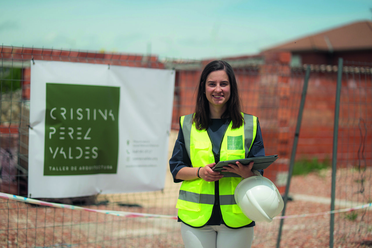 Cristina Pérez Valdés en su estudio de arquitectura en Baltanás