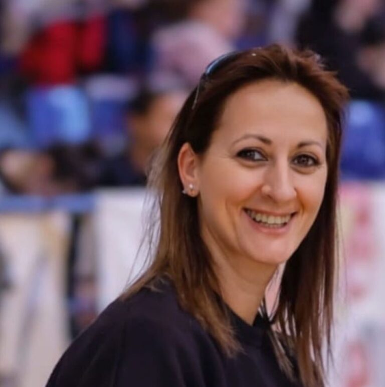 Cristina Valencia sonriendo en un evento de gimnasia rítmica