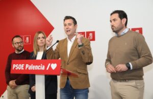 De la Rosa hablando en una rueda de prensa del PSOE en Palencia