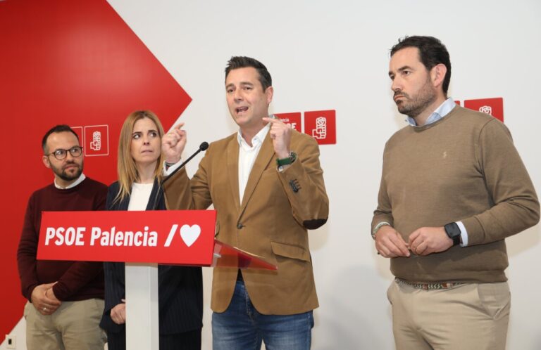 De la Rosa hablando en una rueda de prensa del PSOE en Palencia