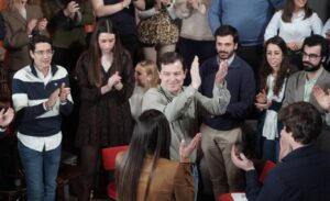 Candidato Mañueco aplaudiendo en un debate electoral con público