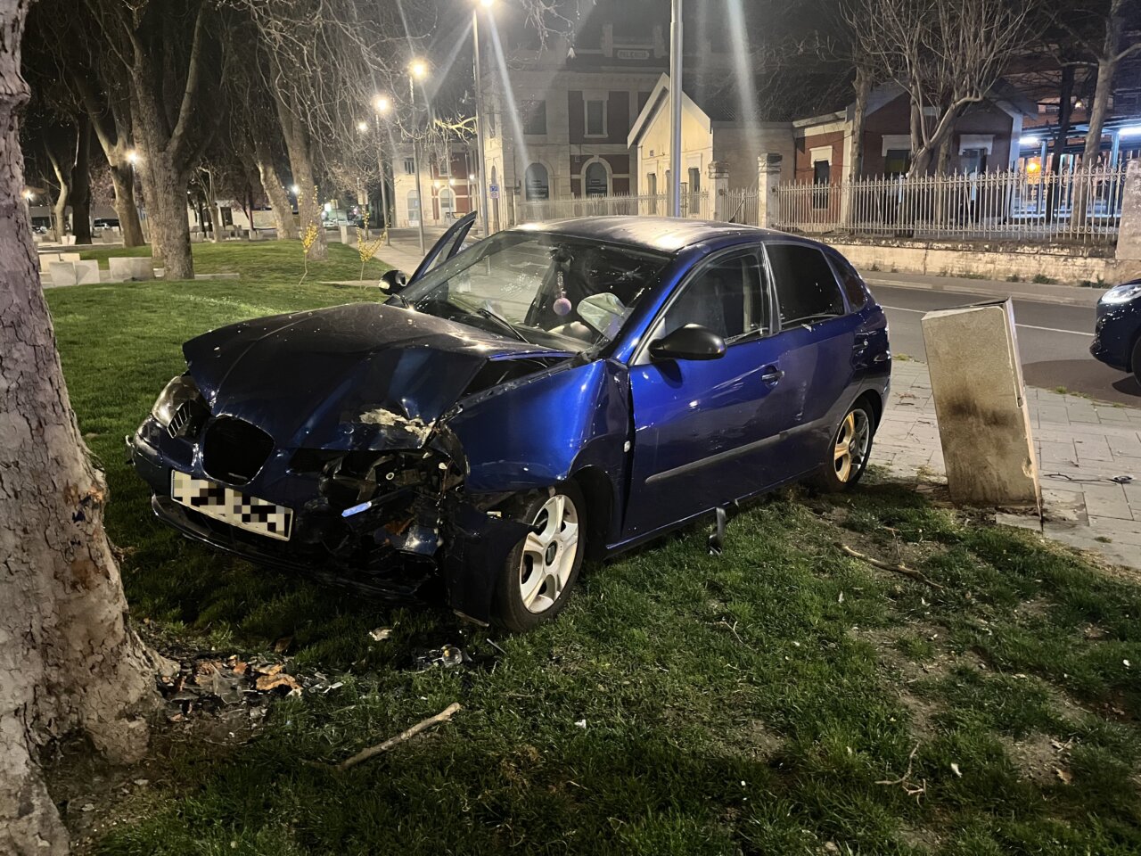 Coche azul dañado tras colisionar contra un árbol en Palencia