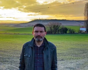 Hombre en un campo verde durante el atardecer en Castilla y León
