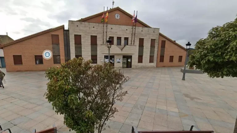 Edificio del Ayuntamiento de Melgar de Yuso en una plaza pública