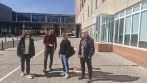 Candidatos de Podemos discutiendo sobre sanidad en Palencia