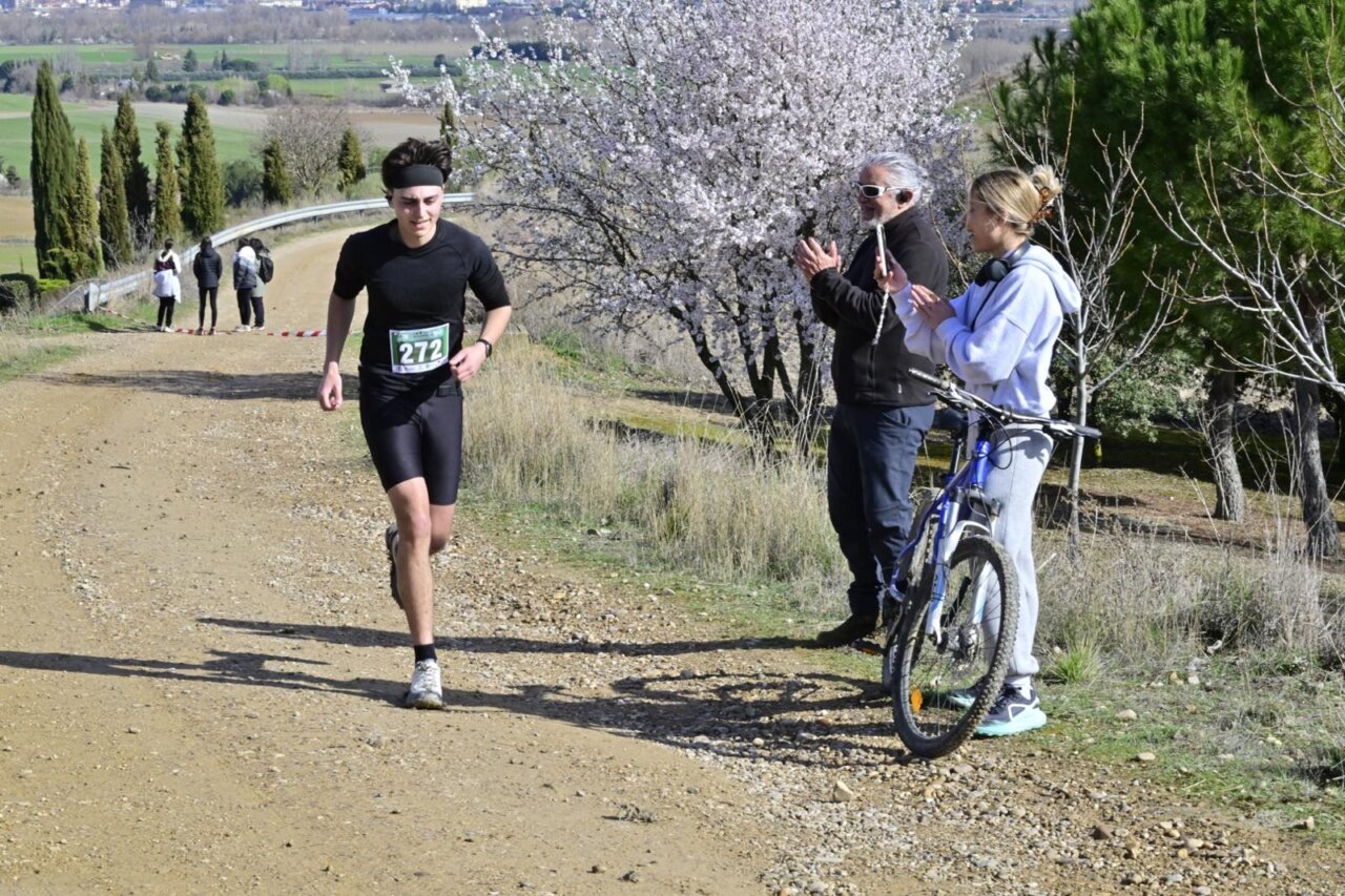 Corredor en el Trail Vallejuelos con espectadores animando en Villamuriel