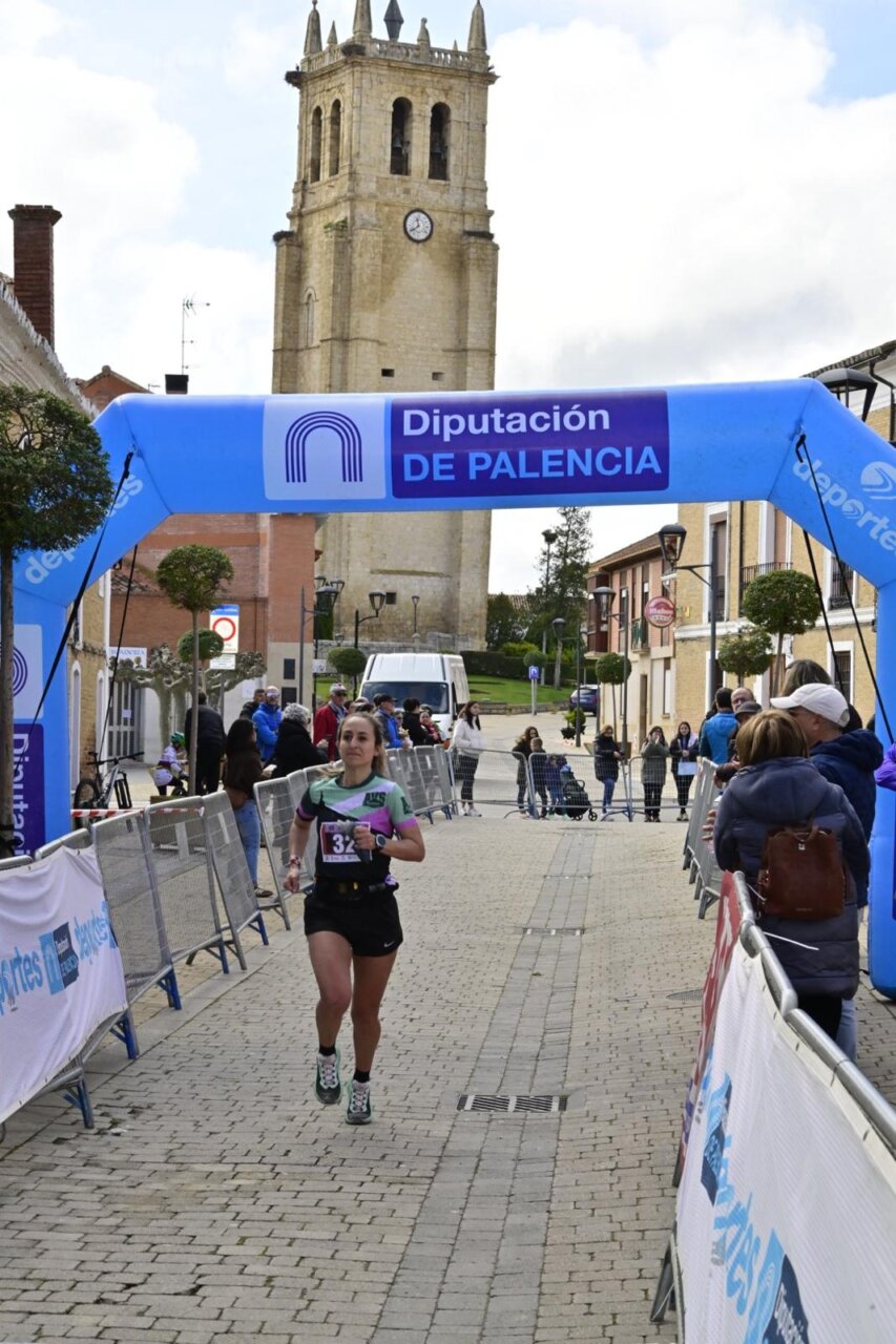 Corredora cruzando la meta en el Trail Vallejuelos en Villamuriel de Cerrato